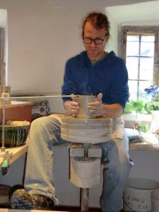 Hafner bei der Arbeit an der Fußdrehscheibe