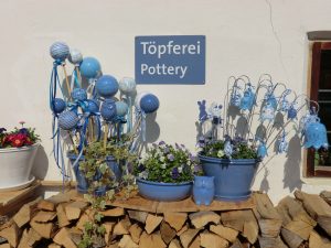 Blaue Gartenkugeln und Glocken