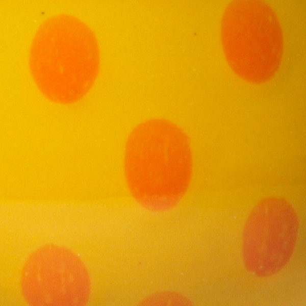 maisfarbene Glasur mit orangen Tupfen