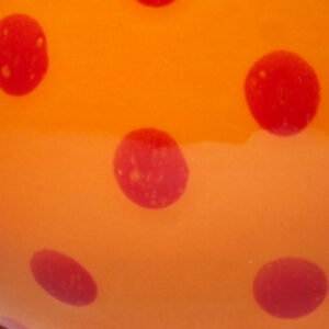 orange Glasur mit roten Tupfen