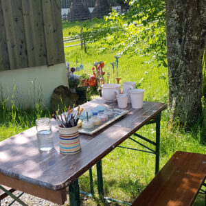 Geschirrbemalen bei schönem Wetter im Freien