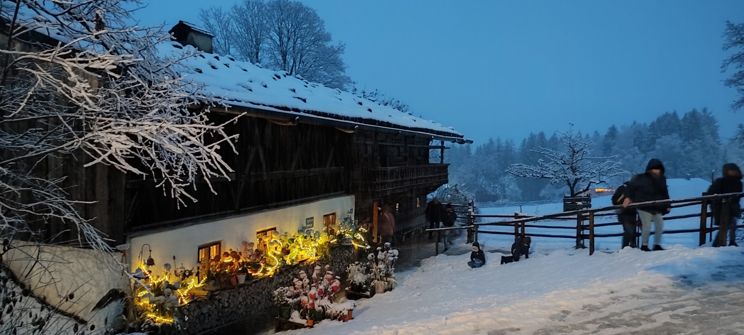 Die Töpferei im Freilchtmuseum im Winter abends