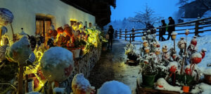 Die Töpferei im Freilchtmuseum im Winter abends